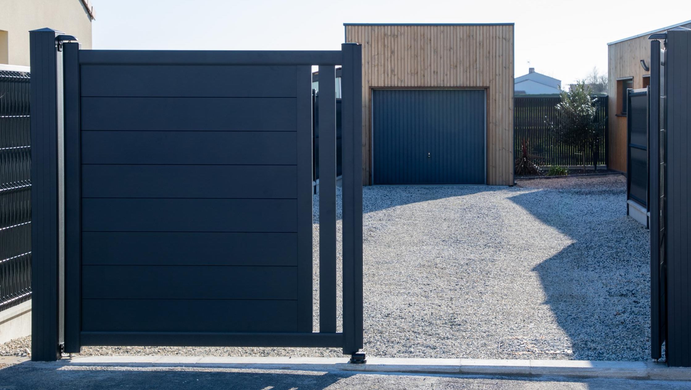 Åpen moderne port til innkjørsel