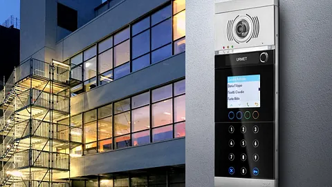 Porttelefon montert på vegg utenfor kontorbygg