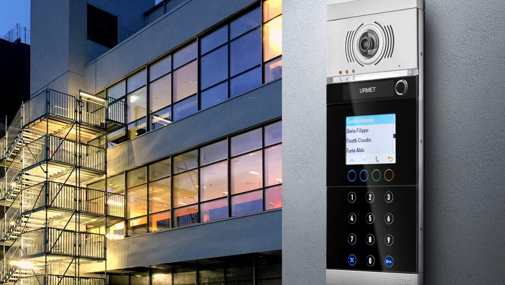 Porttelefon montert på vegg utenfor kontorbygg