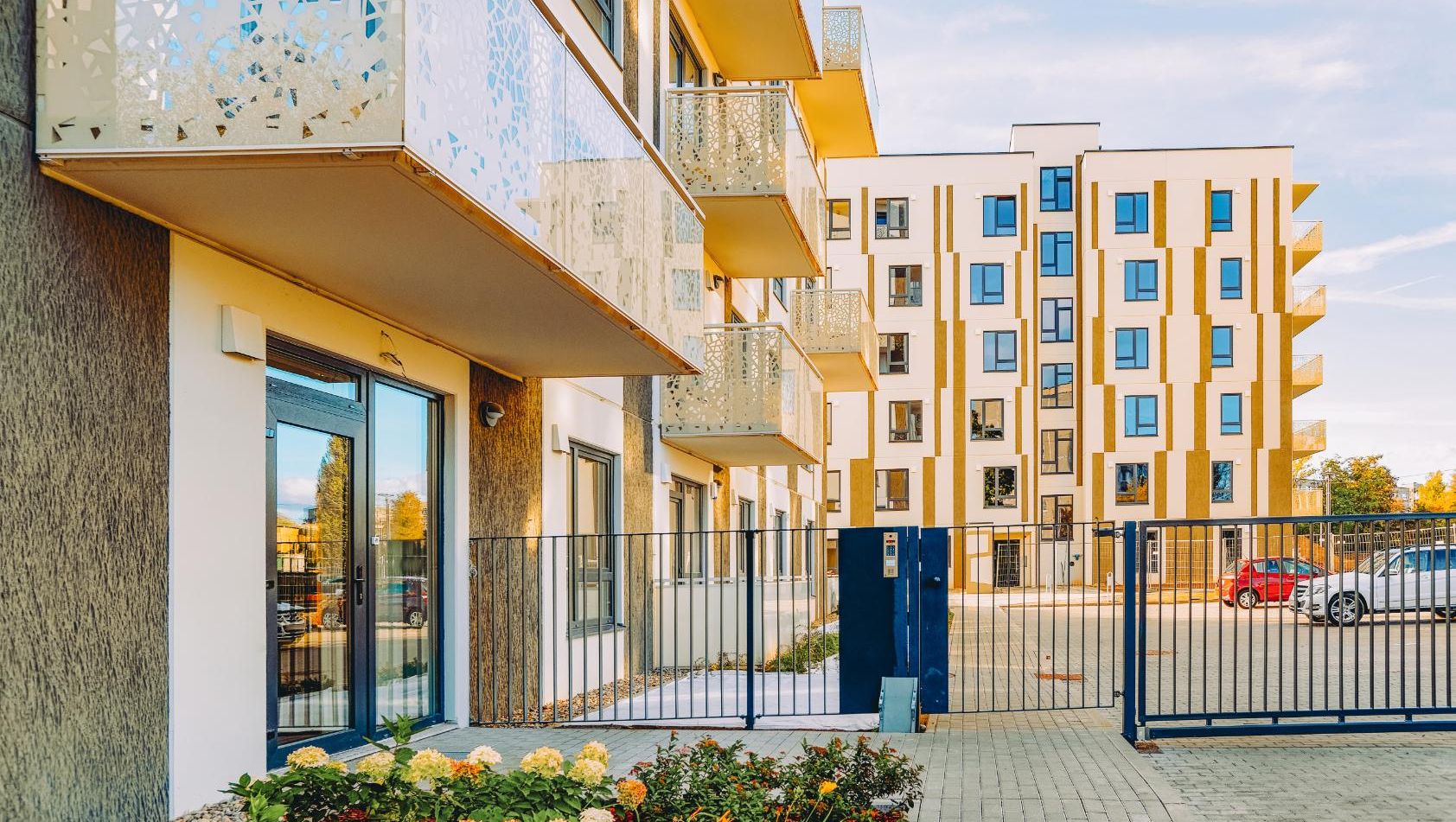 Inngangsparti på moderne boligblokk