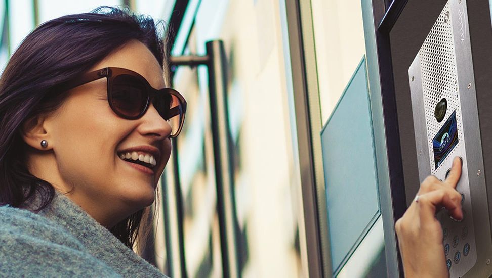 Kvinne bruiker intercom